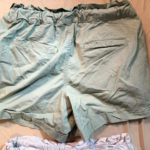 THREE pairs mixed brands Khaki Cargo-Style Shorts SM/MED (Black, olive and tan) - Picture 4 of 16